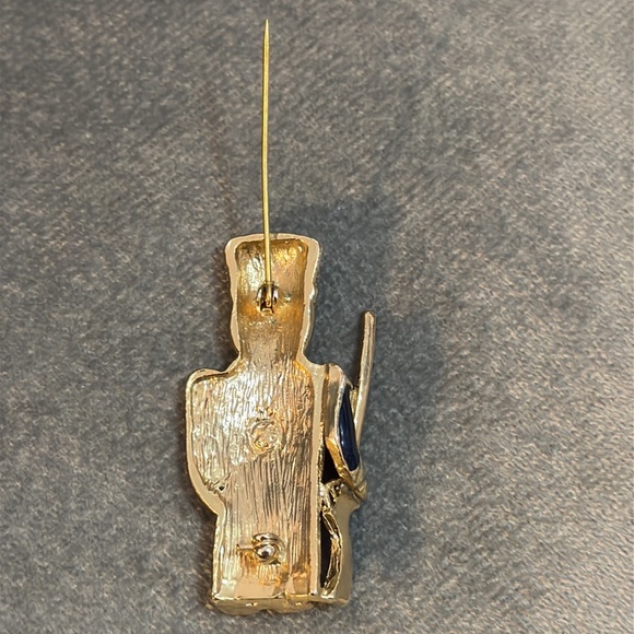 Vintage Toy Soldier Pin Brooch Nutcracker Enamel Silver Tone Metal Rhinestones - Picture 7 of 9